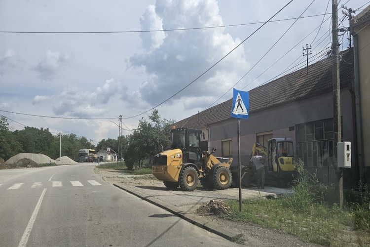 ПОЧЕЛИ РАДОВИ НА ОБНОВИ ТРОТОАРА У УЛИЦИ ДИМИТРИЈА ТУЦОВИЋА...